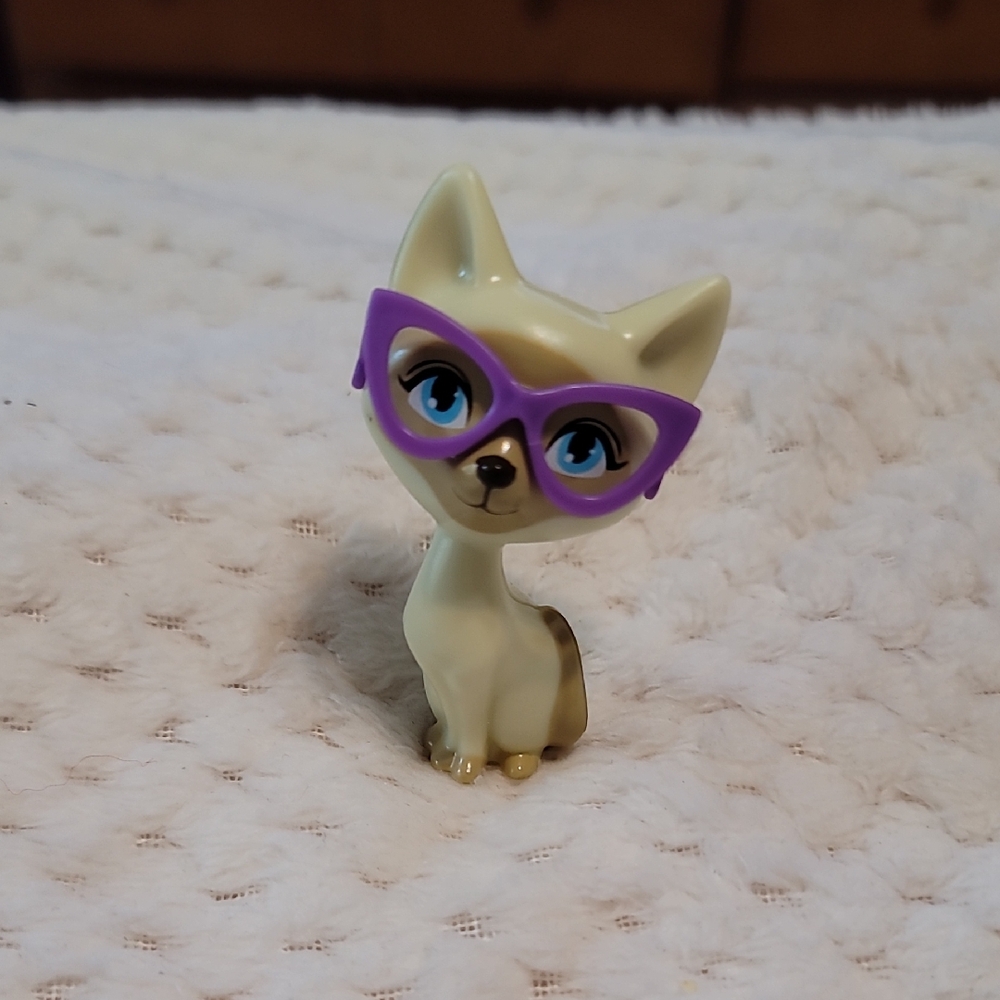 Barbie Kitty Chic Cat" from 2006, Siamese Cat With Purple Glasses